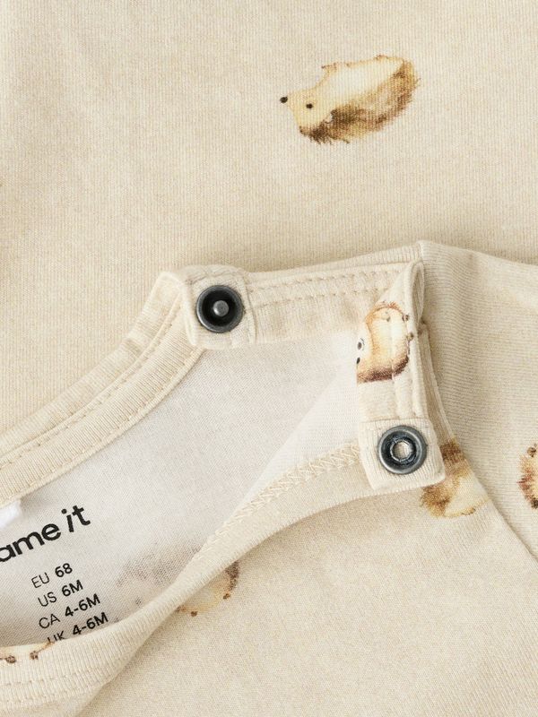 Nbnnille beige body med pinnsvin